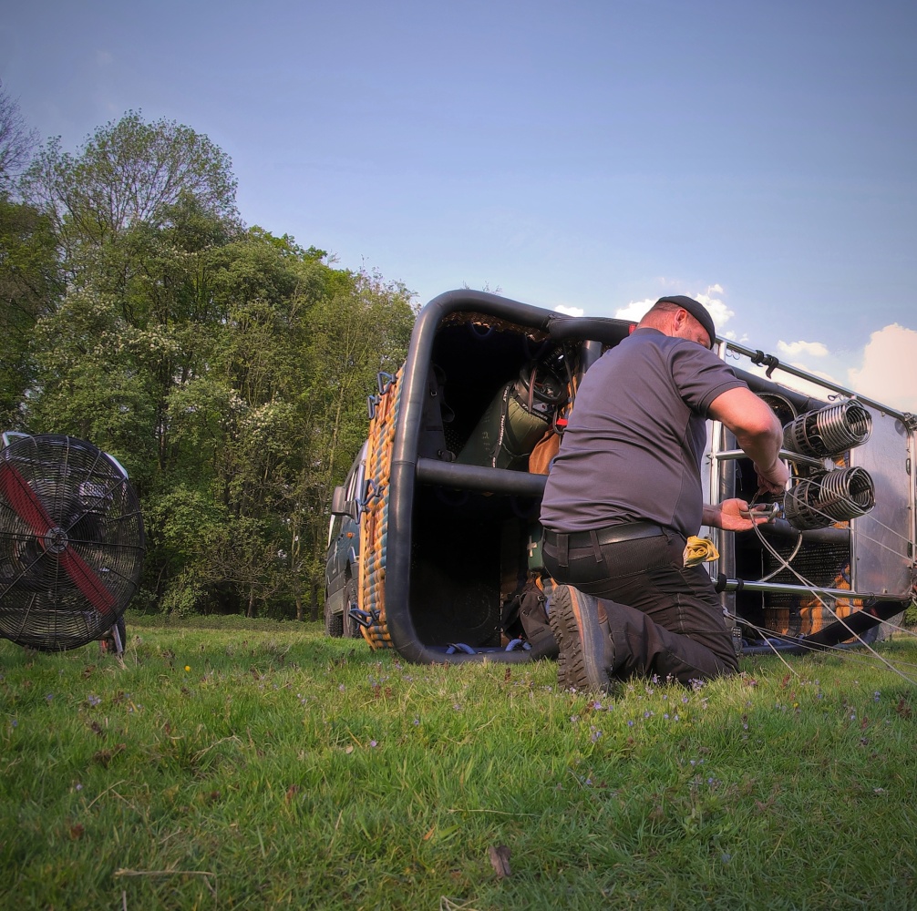 Montagearbeiten am Korb und Brenner