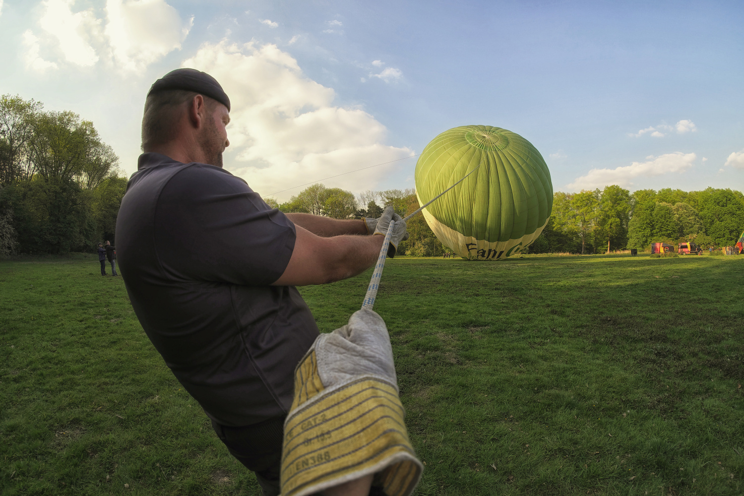 Mehrere Seile hielten die riesige Ballonhülle unter Kontrolle