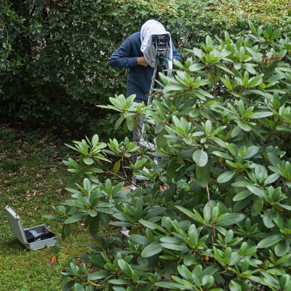 Ein Dunkeltuch zum Betrachten des (seitenverkehrten & kopfstehenden) Mattscheiben-Bildes ist Pflicht.