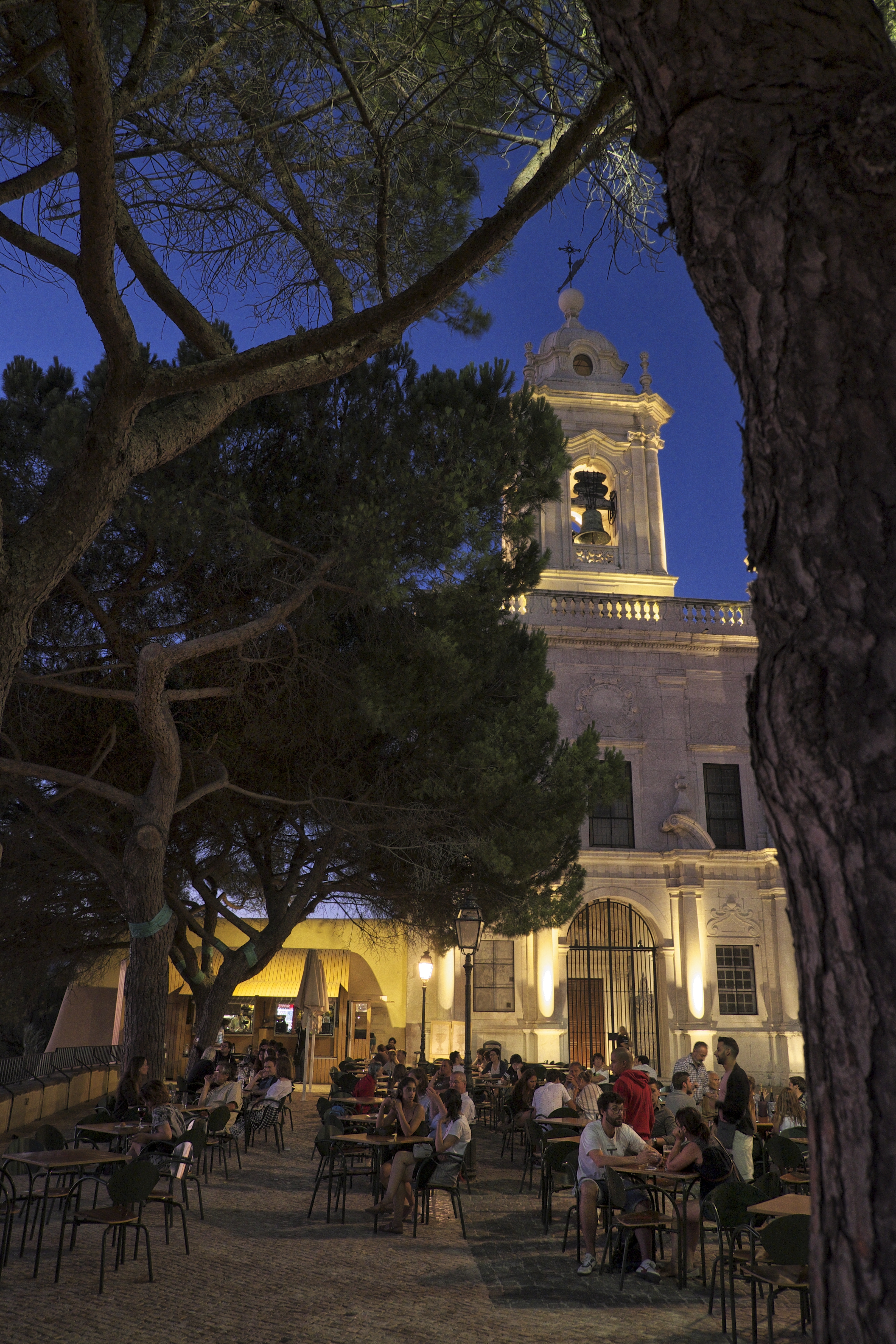 Lokal an der Kirche S. Graça

