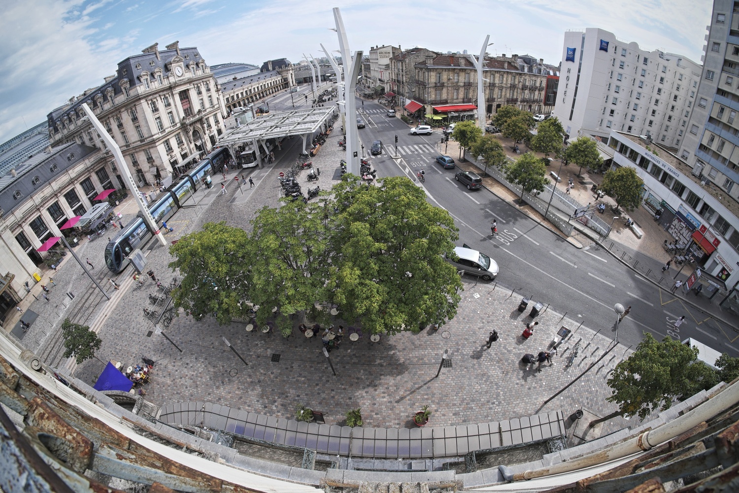 Blick vom Hotelzimmer auf den Bahnhof von Bordeaux
