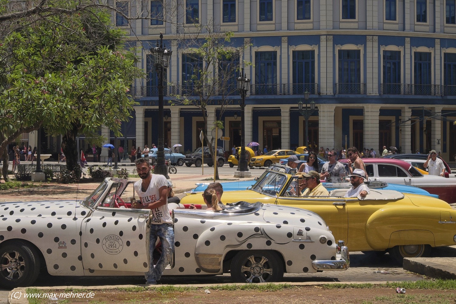 Im eleganten Zentrum vor dem Hotel "La Manzana" 