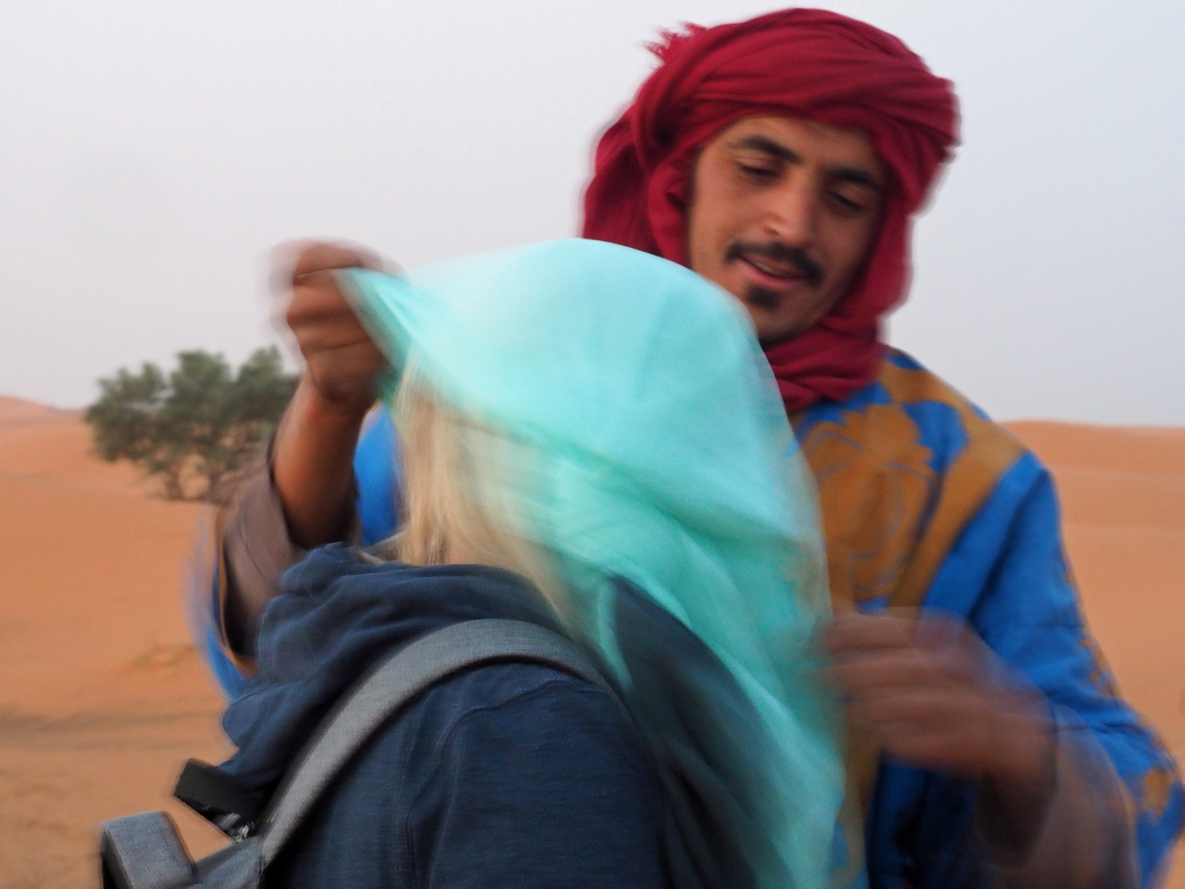Karawanenmitglied Andrea bekommt einen Turman nach Berberart gewickelt