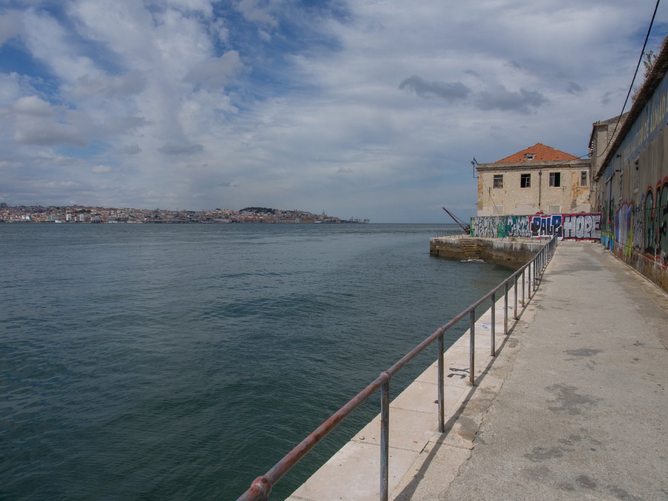 Der TEJO: ein "großes Wasser" zwischen Lissabon und den Alten Kai-Anlagen auf dem gegenüberliegenden Ufer
Foto: Wally Raths
